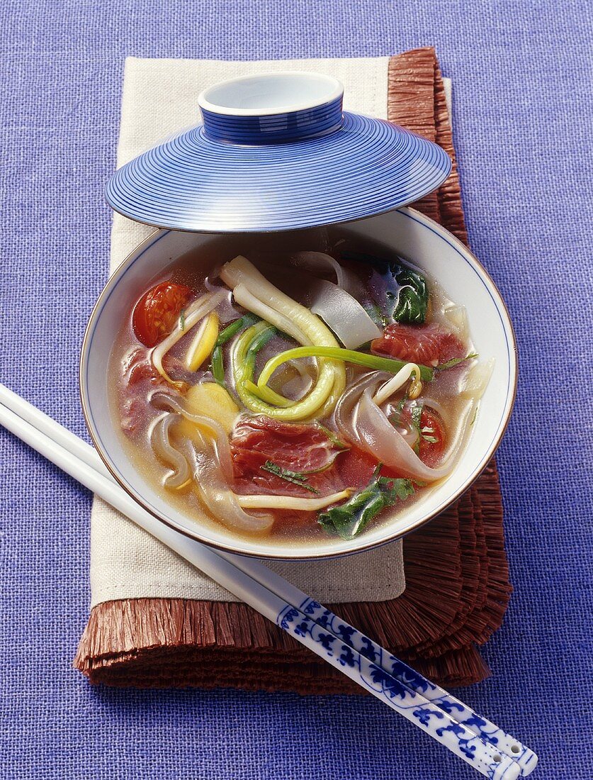 Glas-Nudelsuppe mit Garnelen