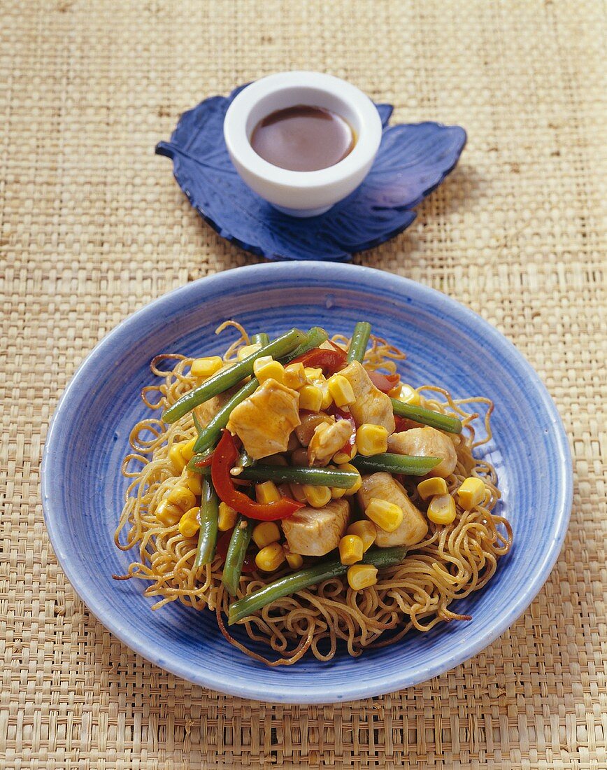 Fried noodles with chicken and vegetables