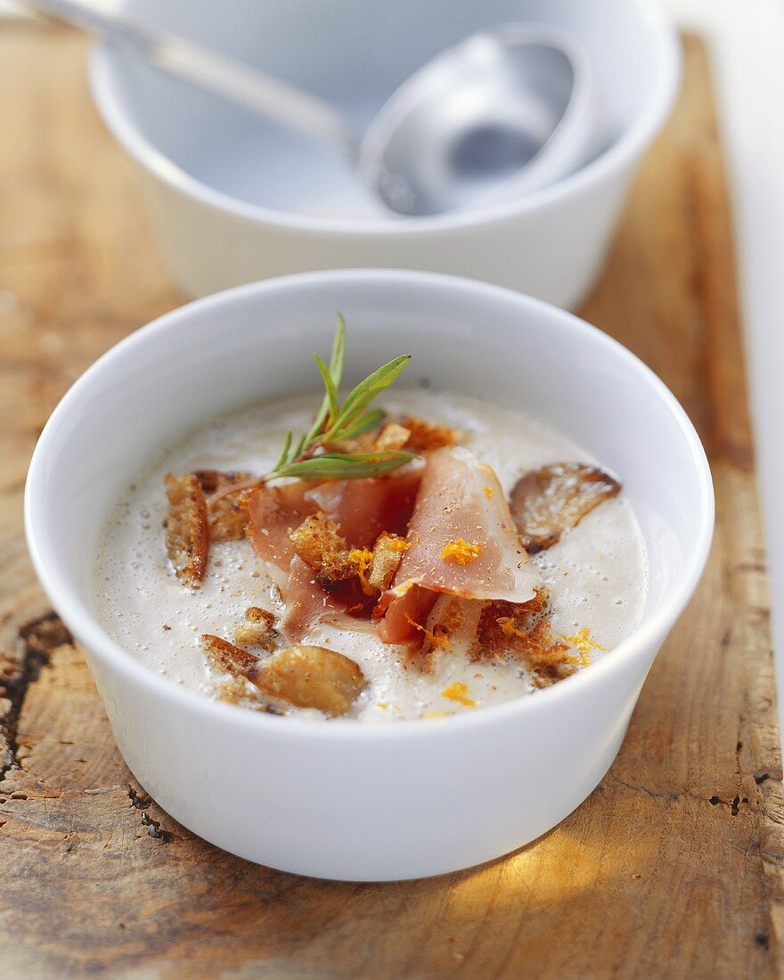 Zuppa di castagne (Chestnut soup with croutons and bacon)