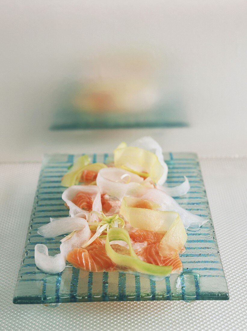Marinierter Lachs mit Gurke und Zucchini auf Glasteller