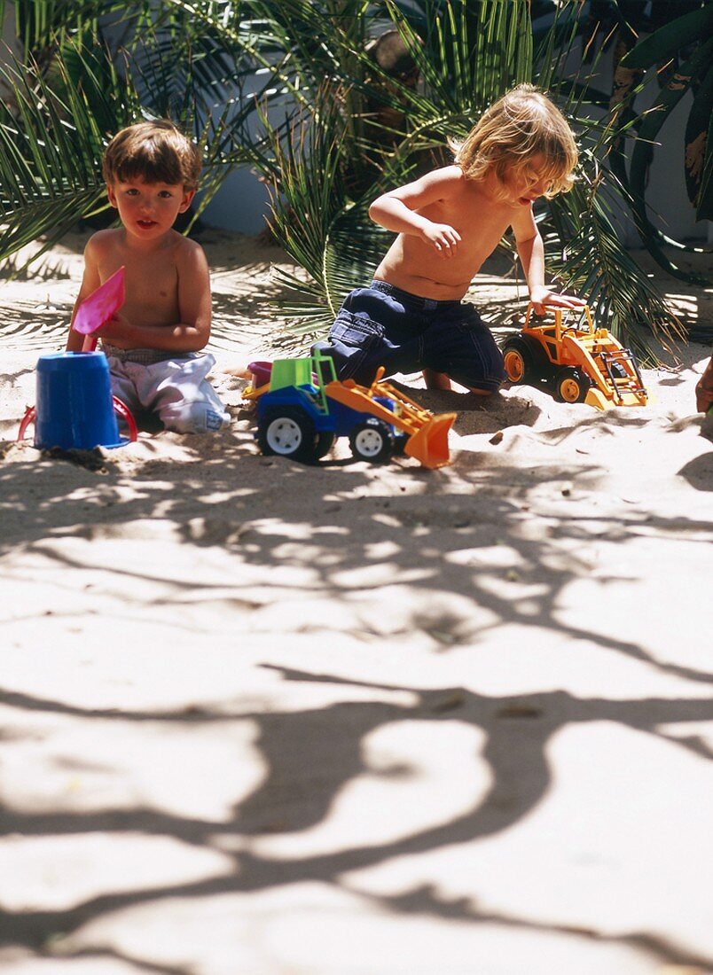 Zwei kleine Jungen spielen im Sand