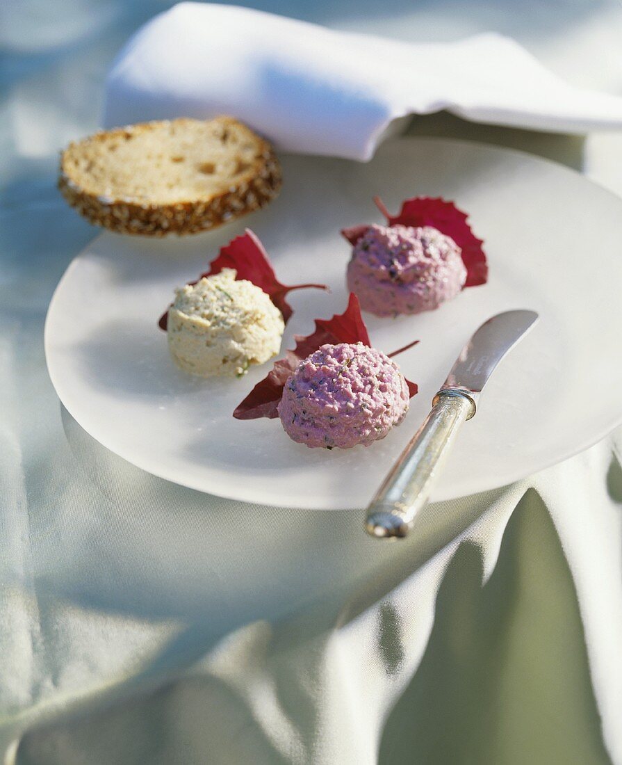 Zweifarbige Thunfischmousse mit Roter Gartenmelde