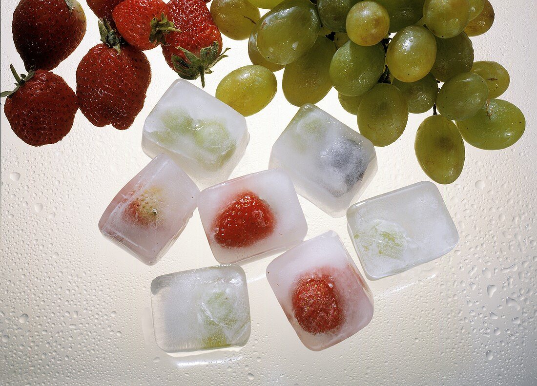 Früchte in Eiswürfeln