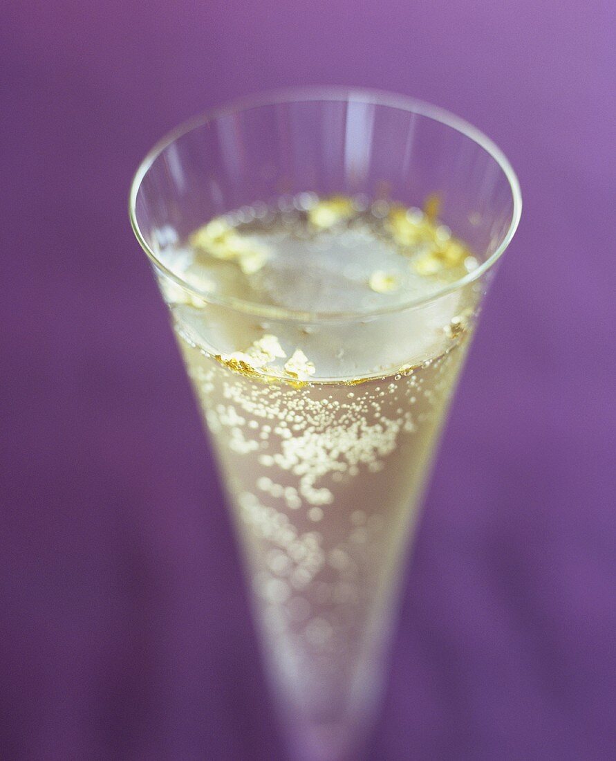 Champagnercocktail mit Blattgold