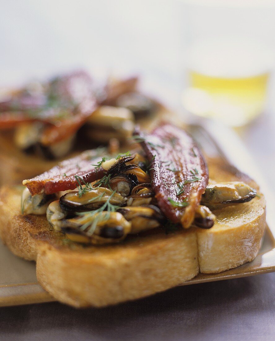 Mussels and bacon on toast