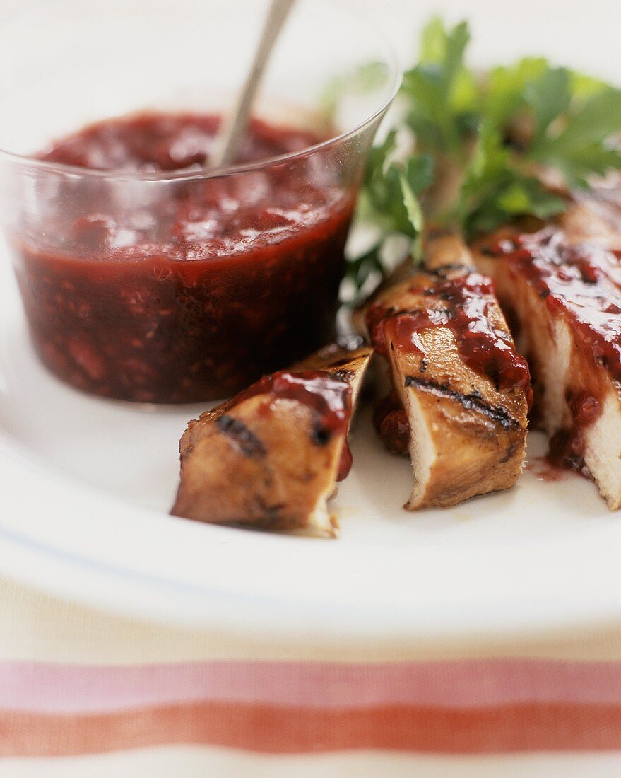 Gegrillte Hühnerbrust mit Himbeersauce