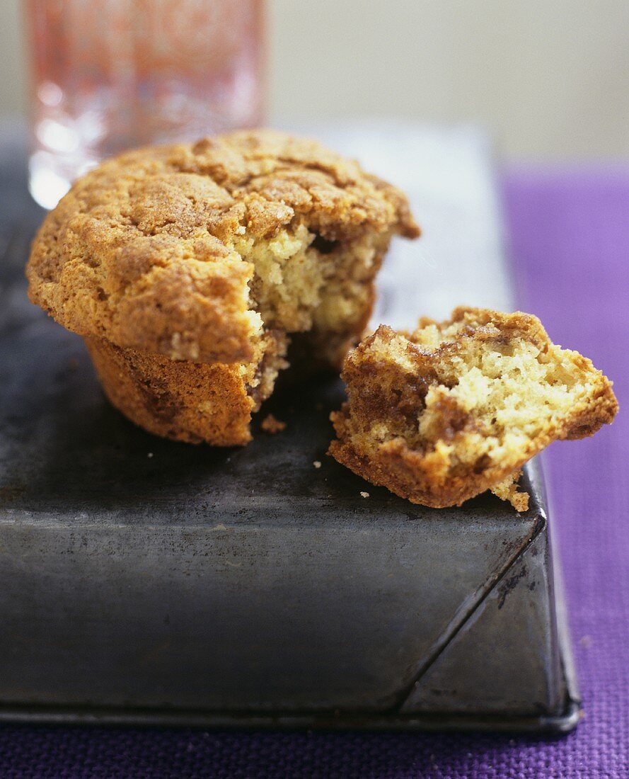 Ein aufgebrochener Zimt-Muffin