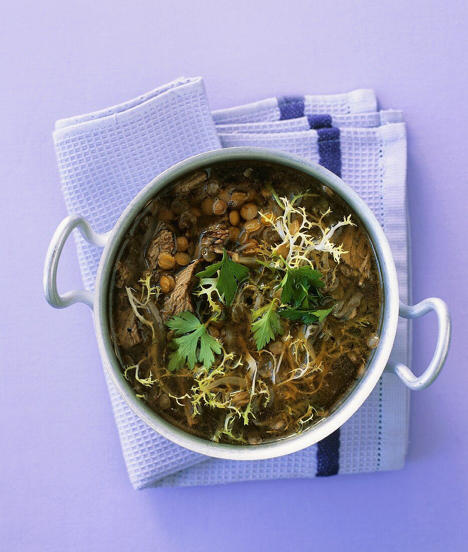 Lammsuppe mit Linsen, Friseesalat und Lammfleisch