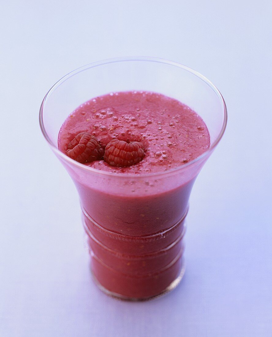 Smoothie aus Himbeeren, Banane & Pink Grapefruit