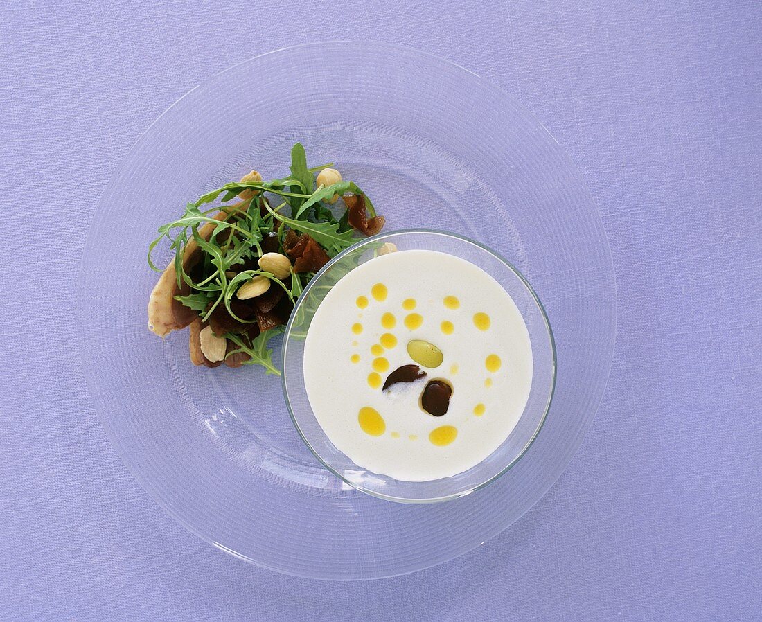 Mandel-Trauben-Suppe mit geräucherter Entenbrust & Salat