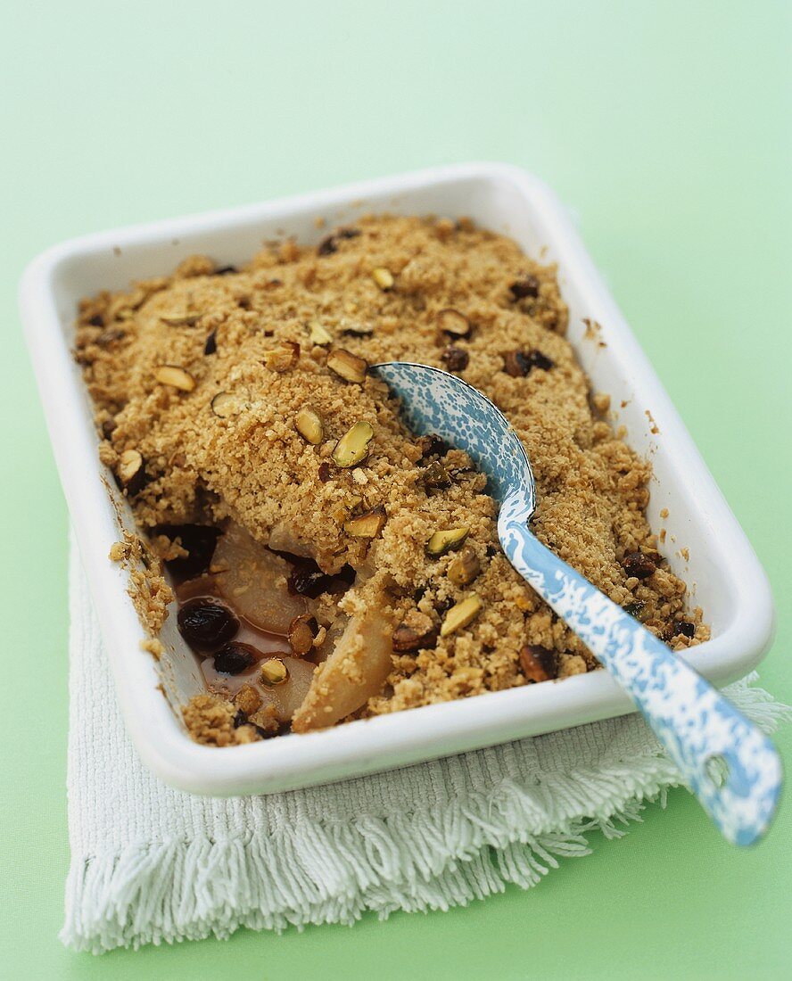 Birnen-Sauerkirsch-Crumble