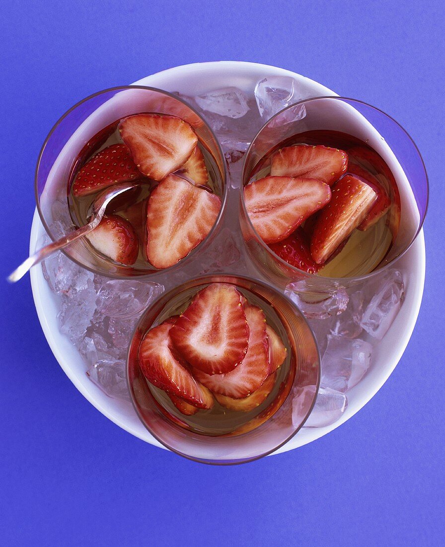 Drei Gläser Erdbeer-Bowle auf Eis