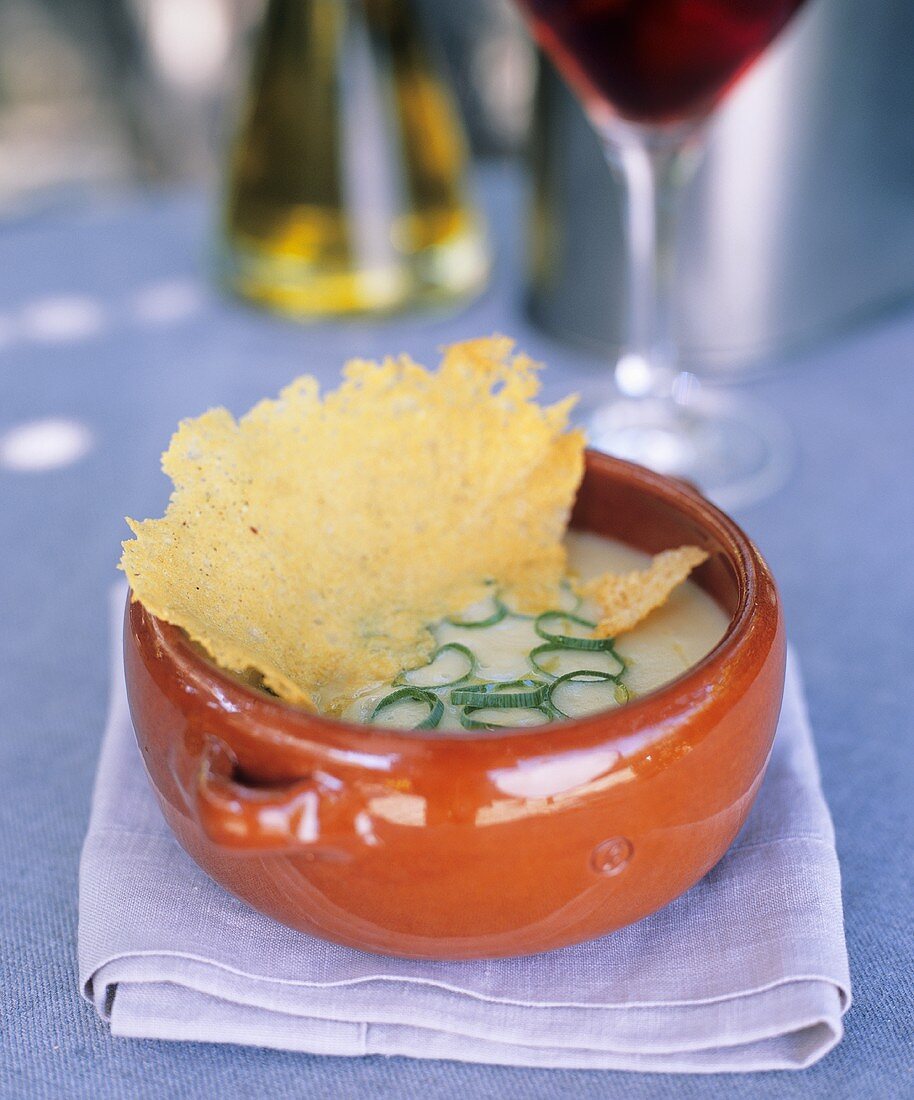 Zwiebel-Lauch-Suppe mit Parmesanhippe