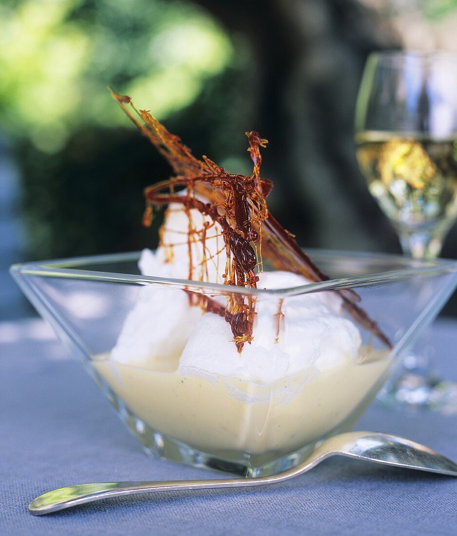 Schnee-Eier in Vanillesauce mit Karamellgitter