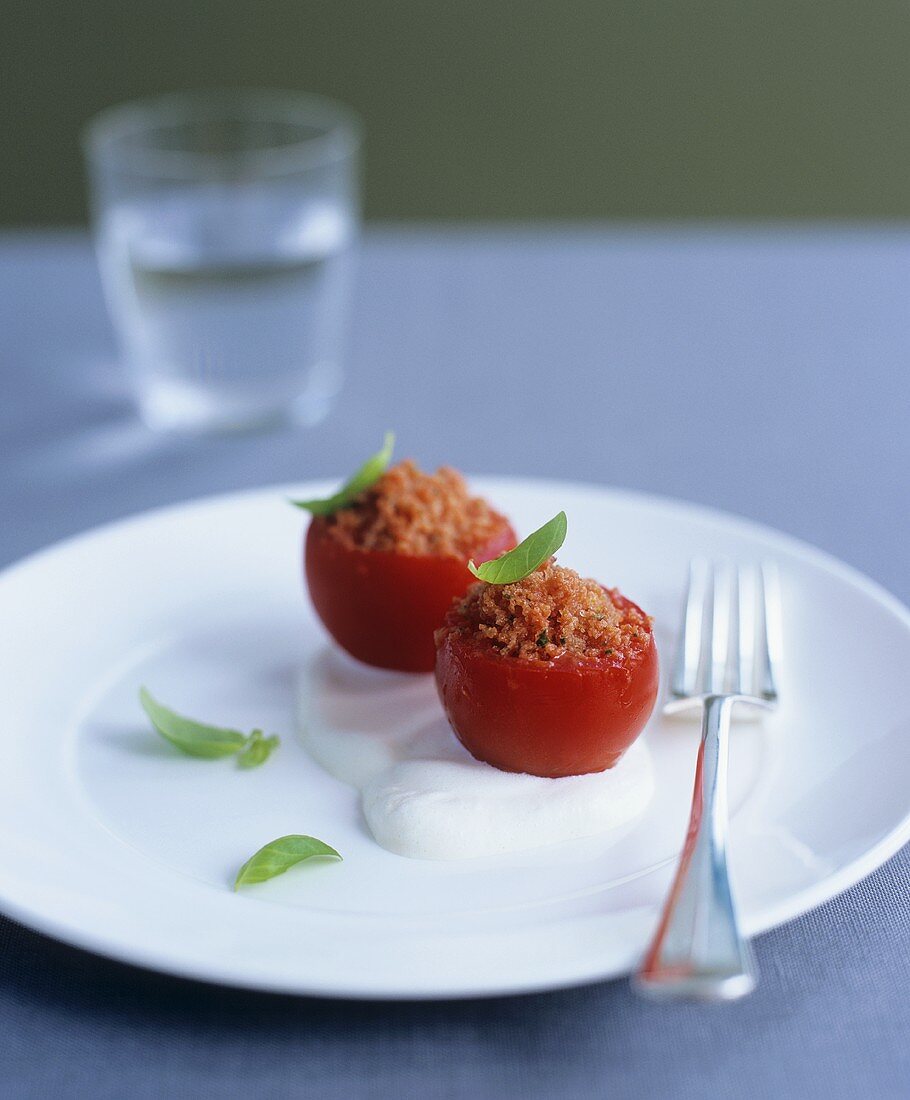 Tomaten-Granite in ausgehöhlten Tomaten auf Ziegenkäseschaum