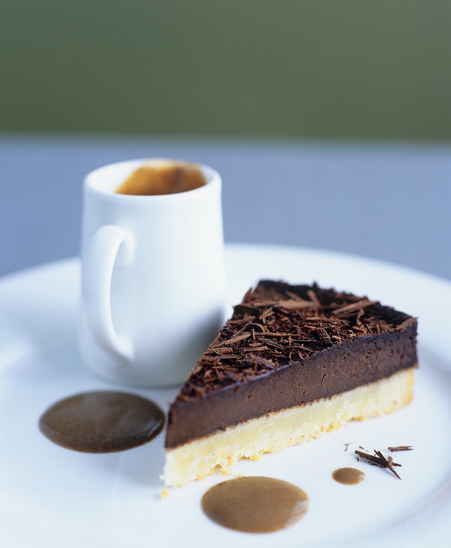 Ein Stück Schokoladenkuchen mit Kaffeesauce
