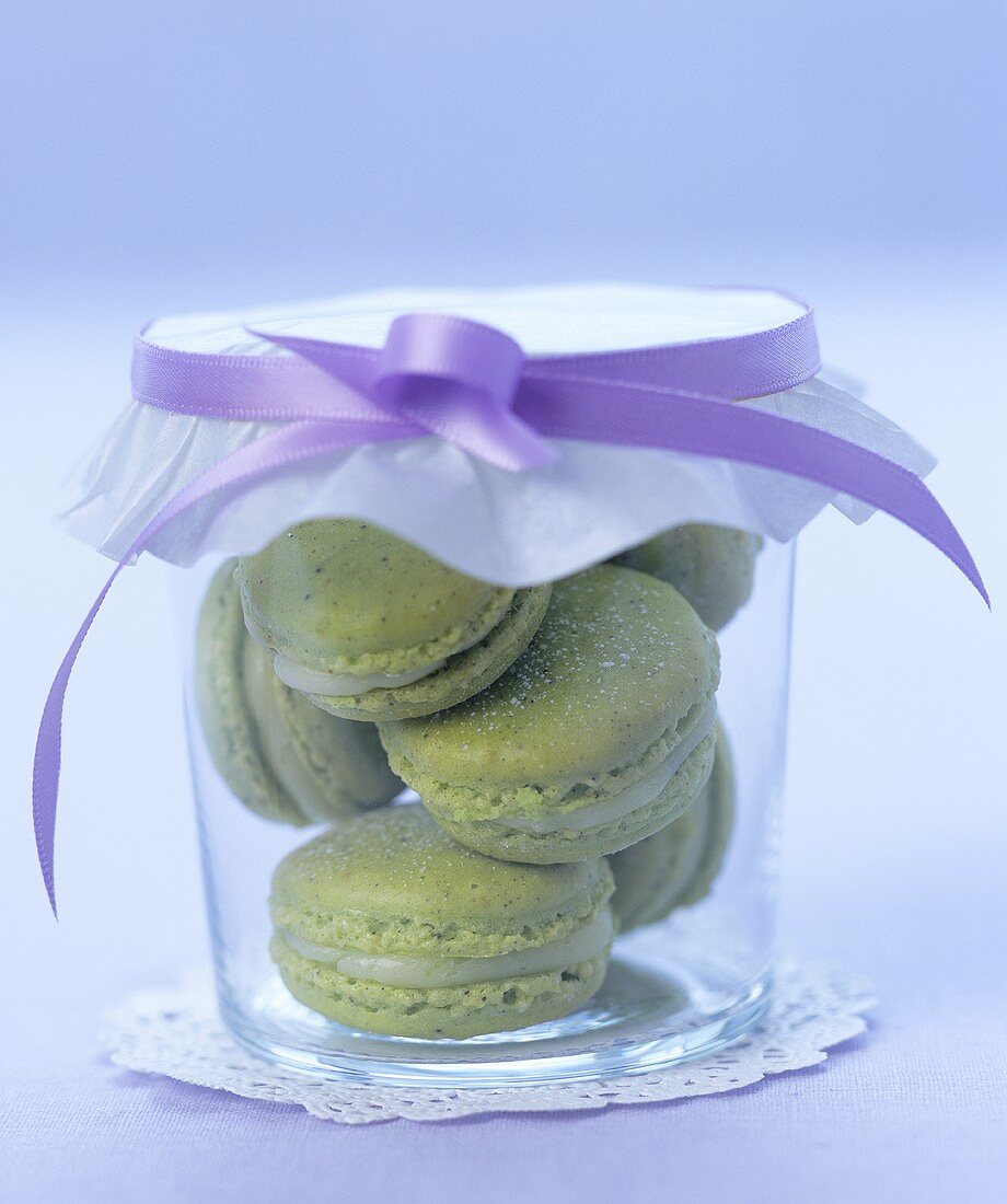 Grüne Tee-Macarons in einem Einmachglas