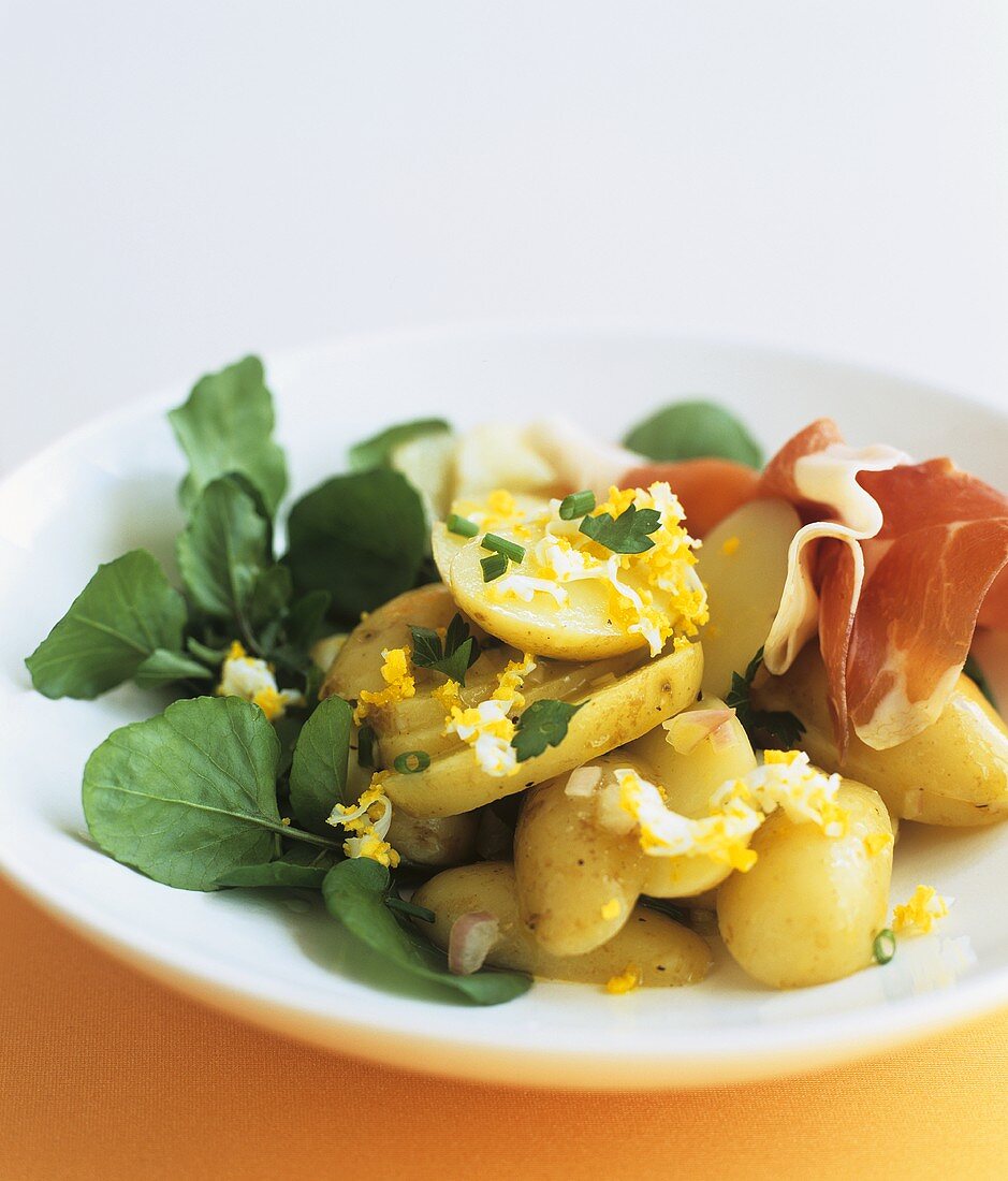 Kartoffelsalat mit Ei, Kräutern und Parmaschinken