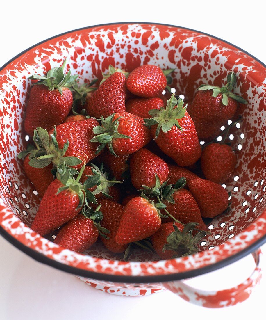 Frisch Erdbeeren in einem Email-Sieb