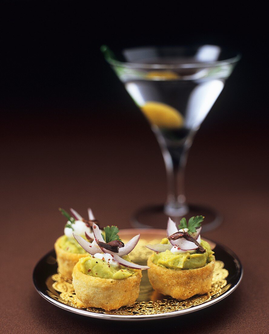 Kleine Pastetchen gefüllt mit Guacamole, dazu ein Martini