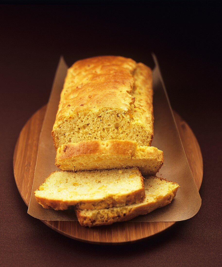 Angeschnittenes Maisbrot auf Holzbrett