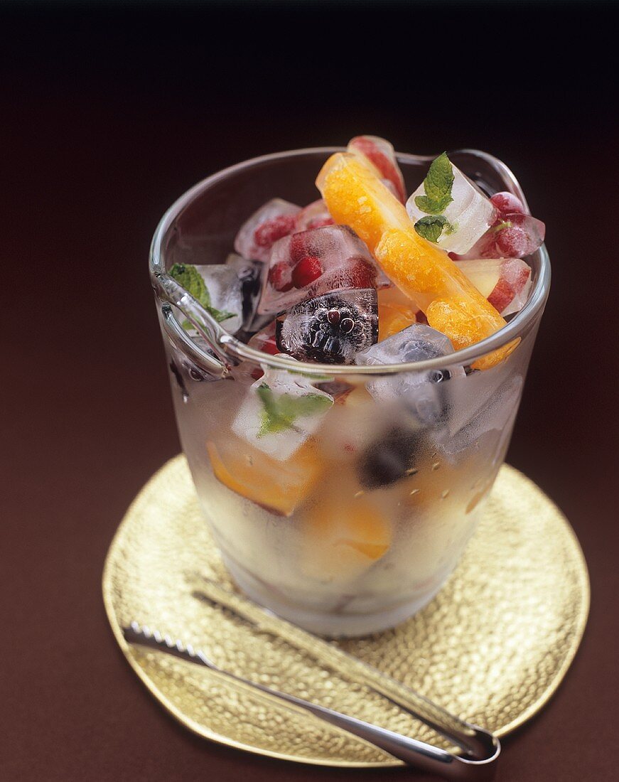 Dekorative Eiswürfel mit gefrorenen Früchten & Minze