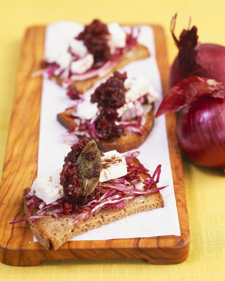 Brot mit Feta und Zwiebelchutney