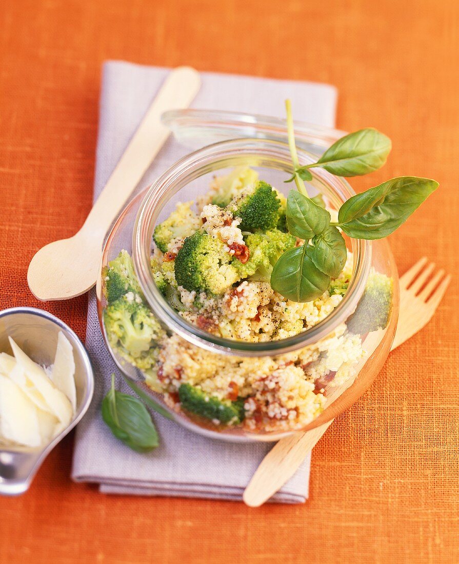 Brokkoli-Hirse-Salat mit getrockneten Tomaten