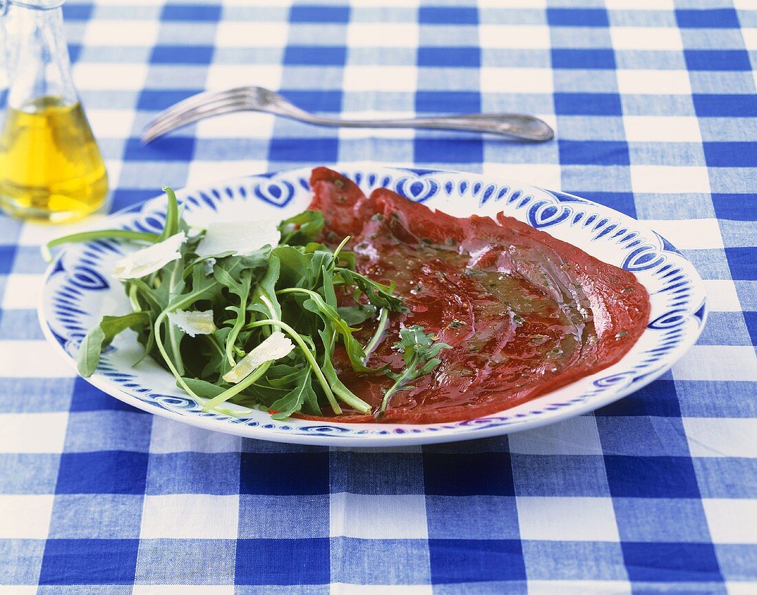 Carpaccio con la rucola (Rindercarpaccio mit Rucolasalat)