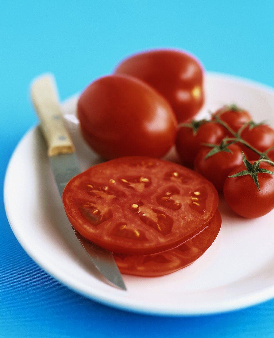 Eier-, Kirschtomaten & zwei Scheiben einer Fleischtomate