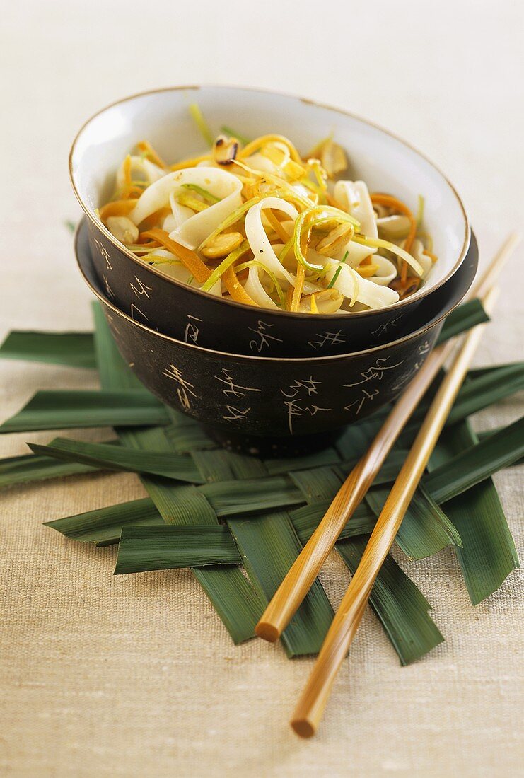 Rice noodles with leeks, carrots and peanuts