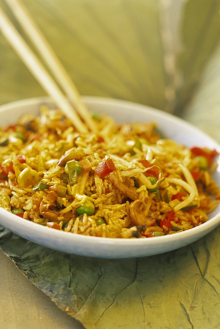 Eier-Curry-Reis mit buntem Gemüse