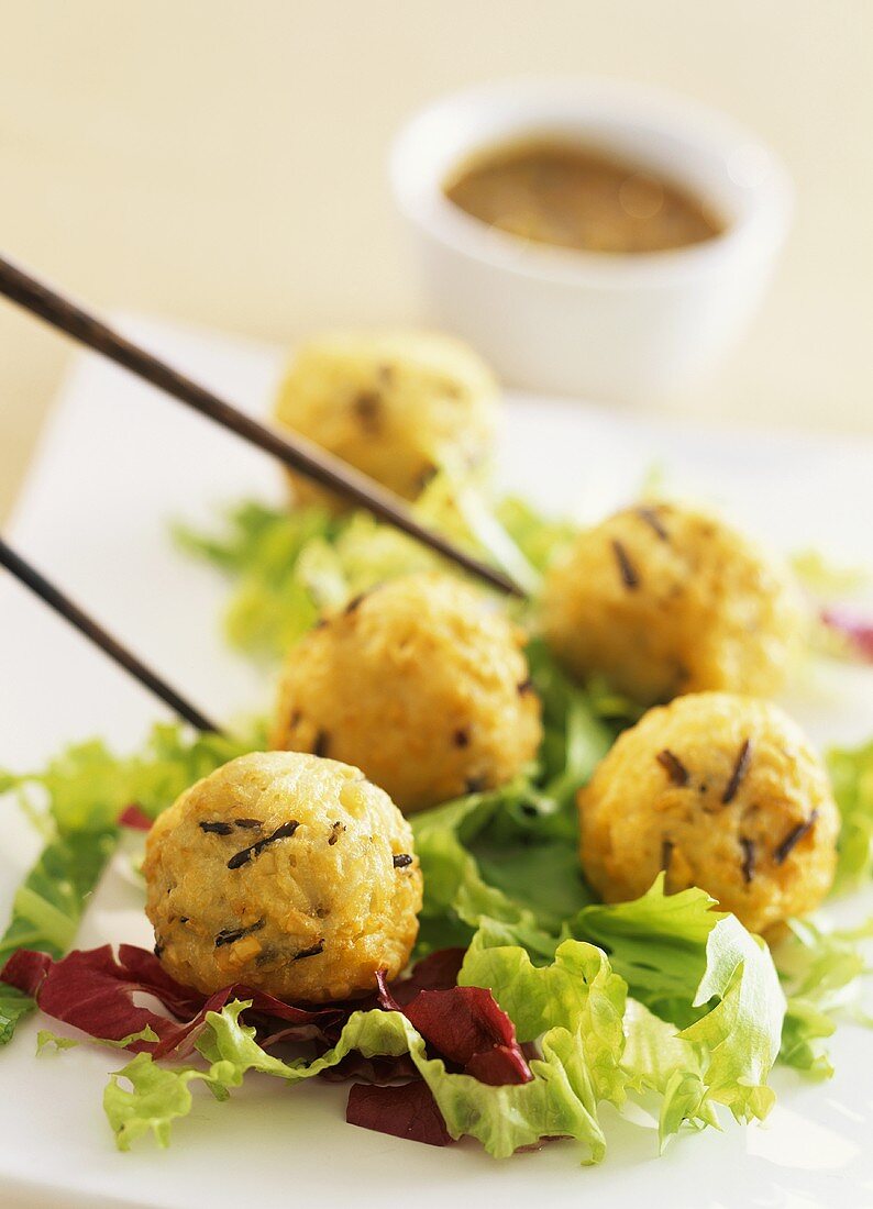 Frittierte Reisbällchen mit pikanter Sauce