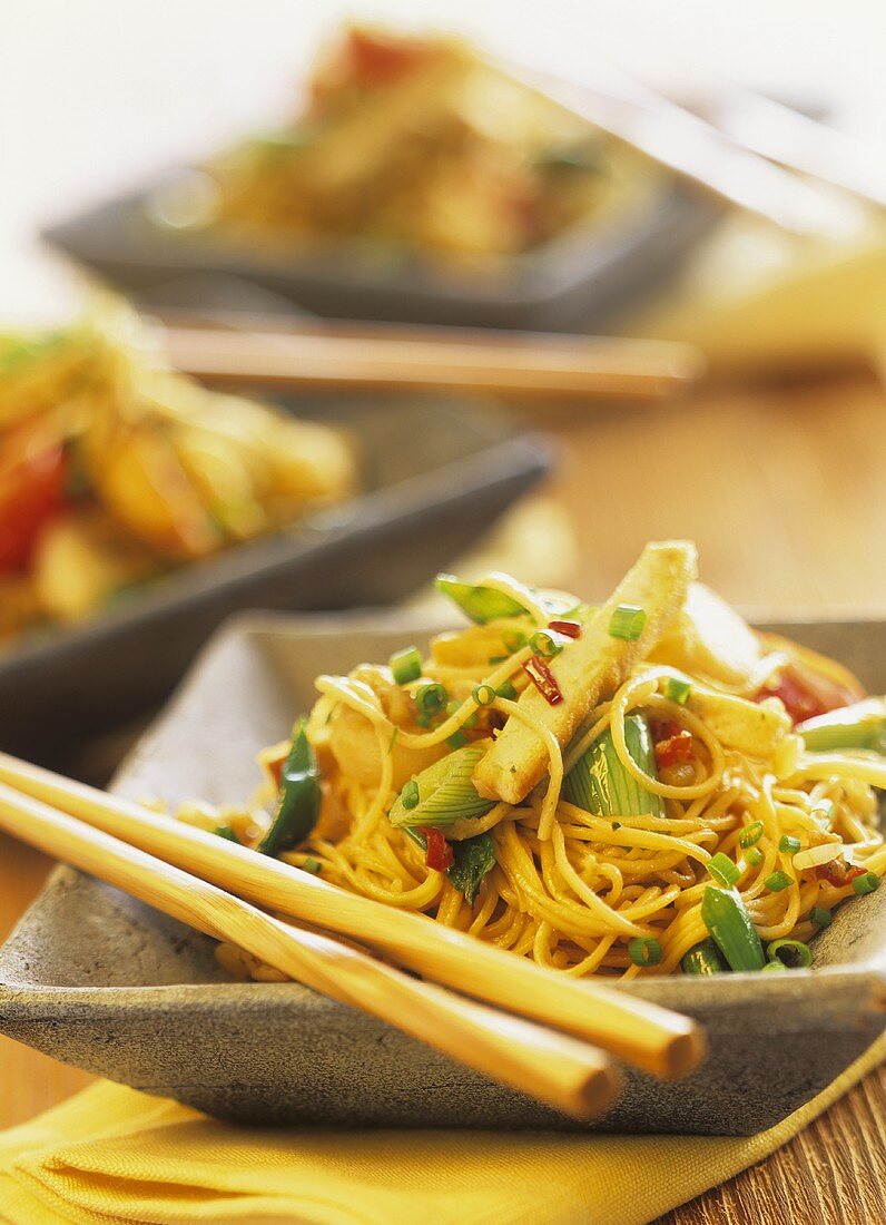 Tofu-Nudelpfanne mit Wasserkastanien