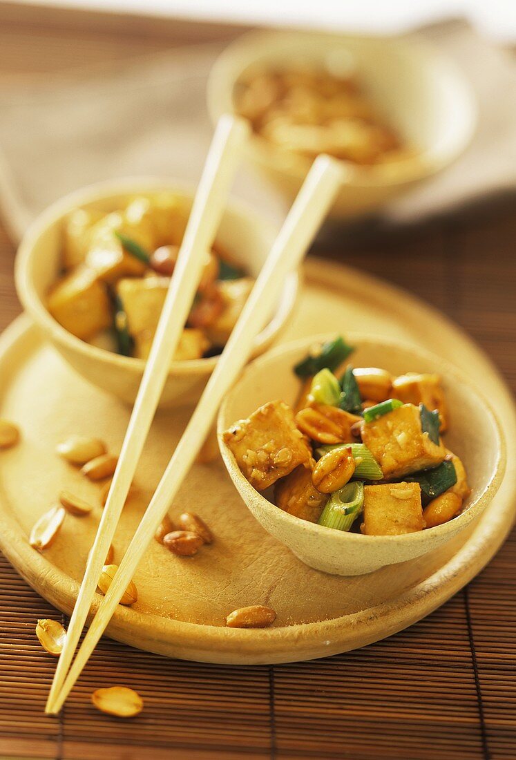 Deep-fried tofu with spring onions and peanuts