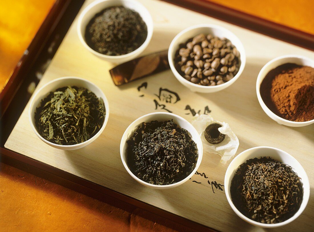 Kakaopulver, Kaffeebohnen & verschiedene Sorten Teeblätter