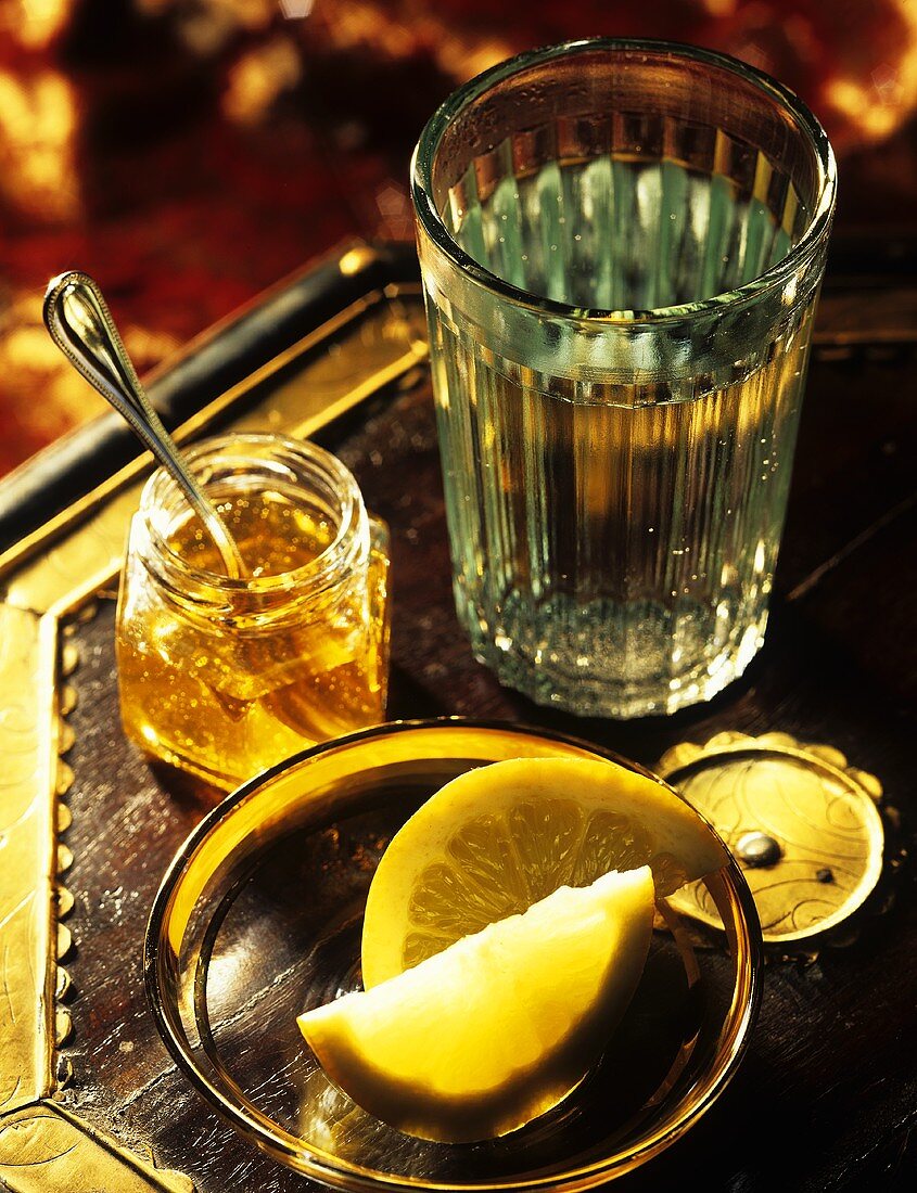 Warmes Wasser mit Honig und Zitrone zur Verdauungsförderung