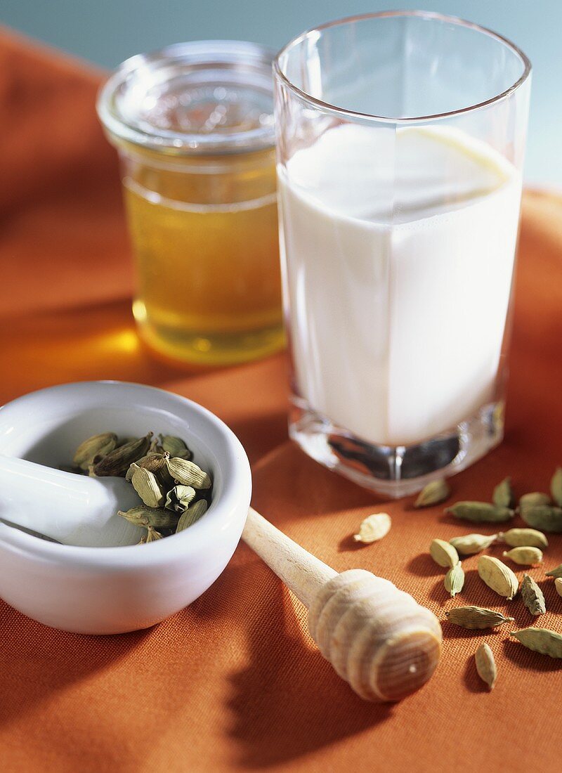 Cardamom milk to combat digestive and gastro-intestinal problems