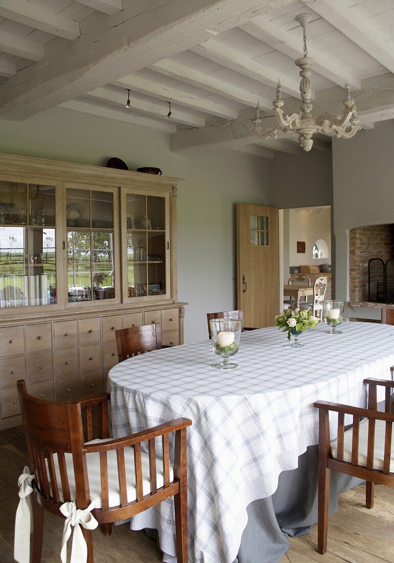 A dining room