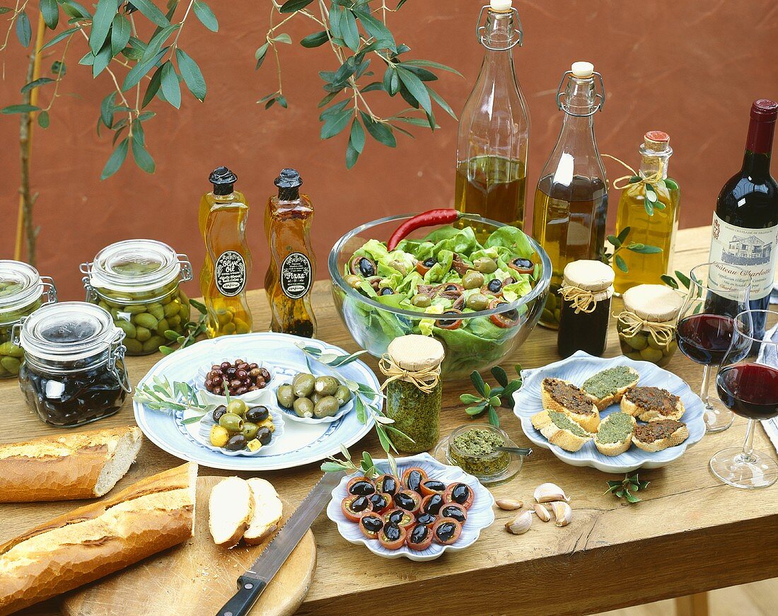 Verschiedene Vorspeisen mit Oliven