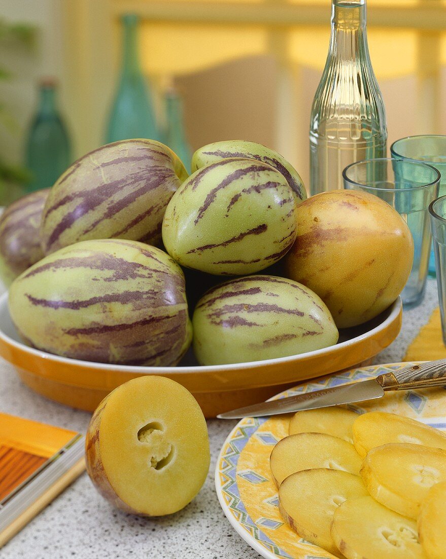 Pepinofrüchte (Solanum muricatum) ganz und in Scheiben geschnitten