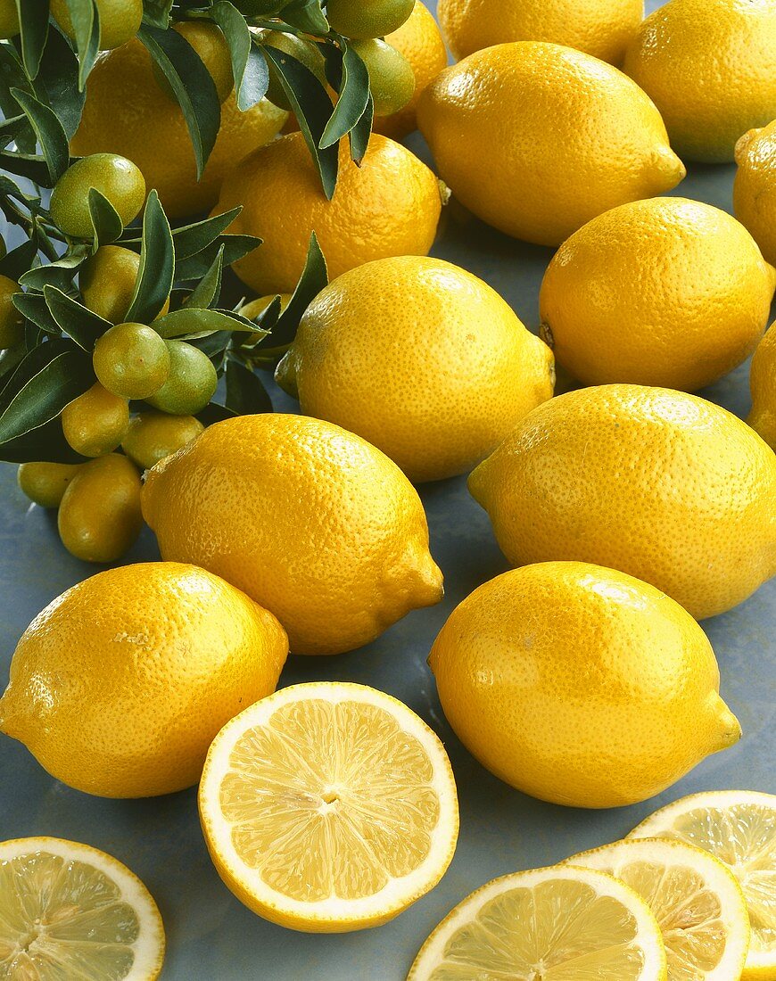 Ganze und geschnittene Zitronen