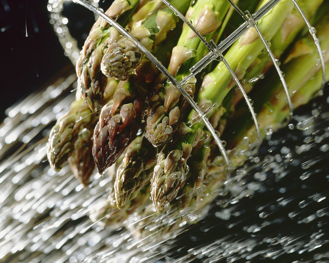 Grüner Spargel wird gewaschen