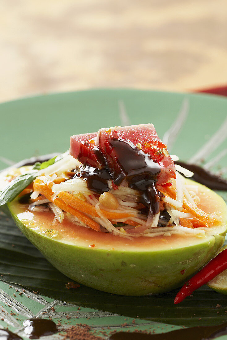 Grüner Papayasalat mit Thunfisch-Sashimi