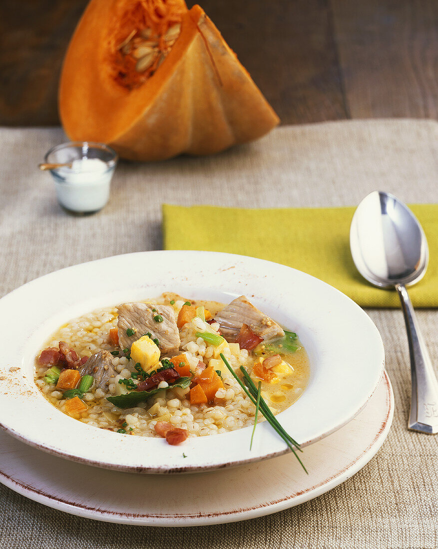 Graupeneintopf mit Gemüse und Schweinefleisch