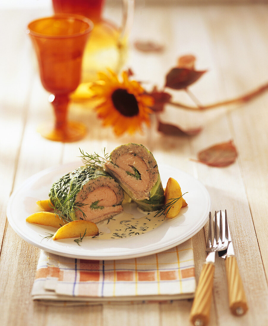 Wirsingroulade mit Lachsforelle und Dill