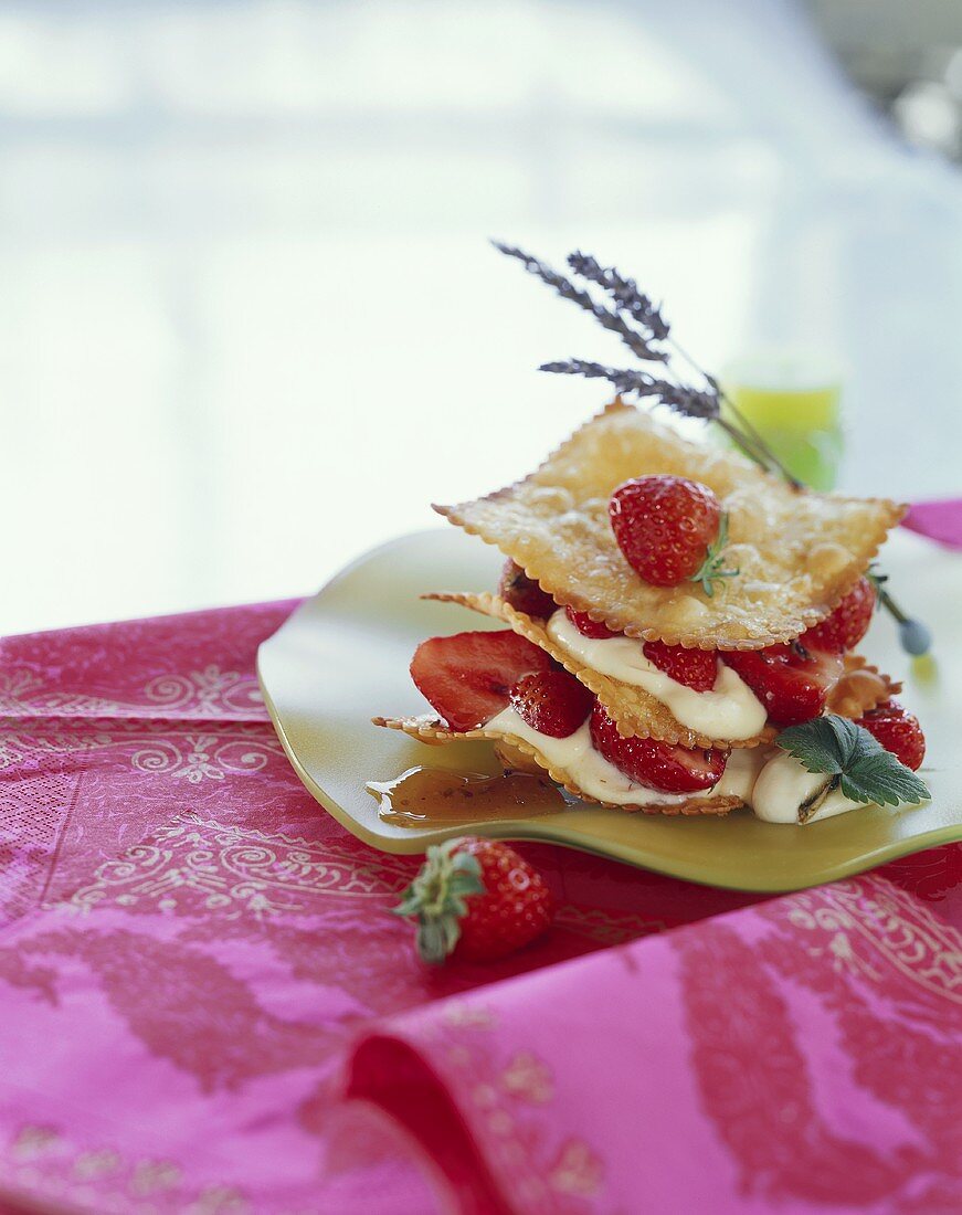 Kleines Törtchen mit Vanillecreme und Erdbeeren