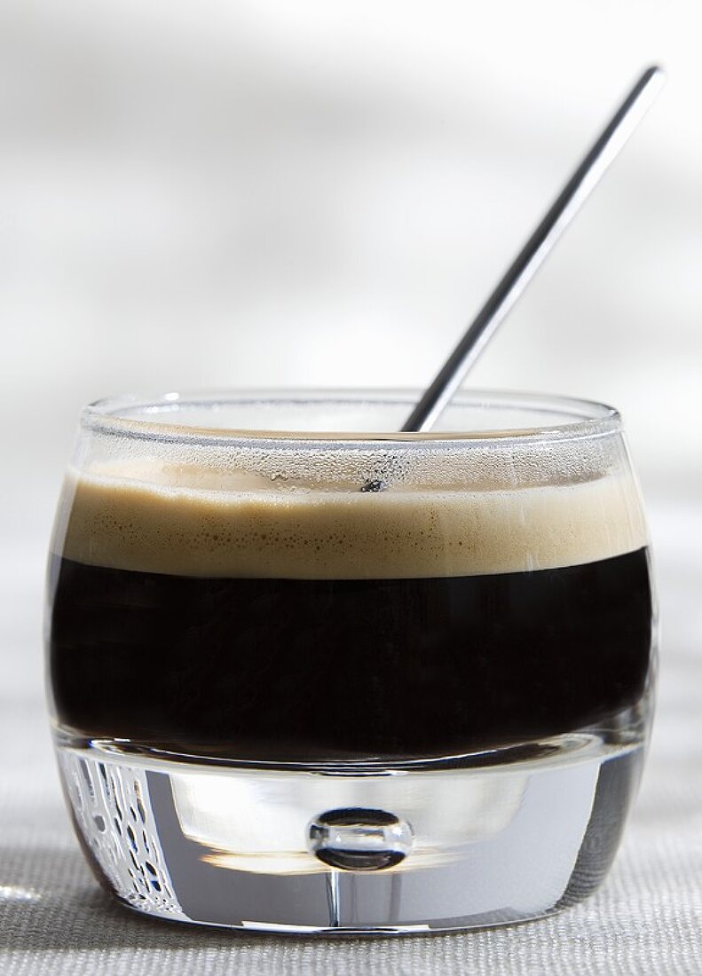 Heisser Kaffee mit Schuss (Alkohol) im Glas
