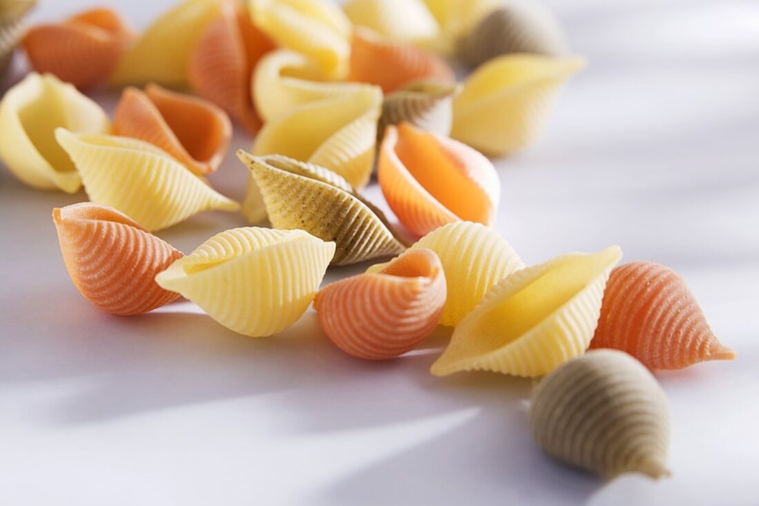 Coloured pasta shells