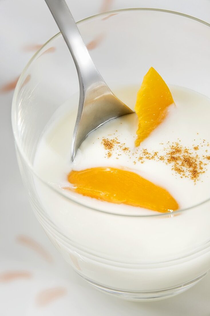 Yoghurt with peaches
